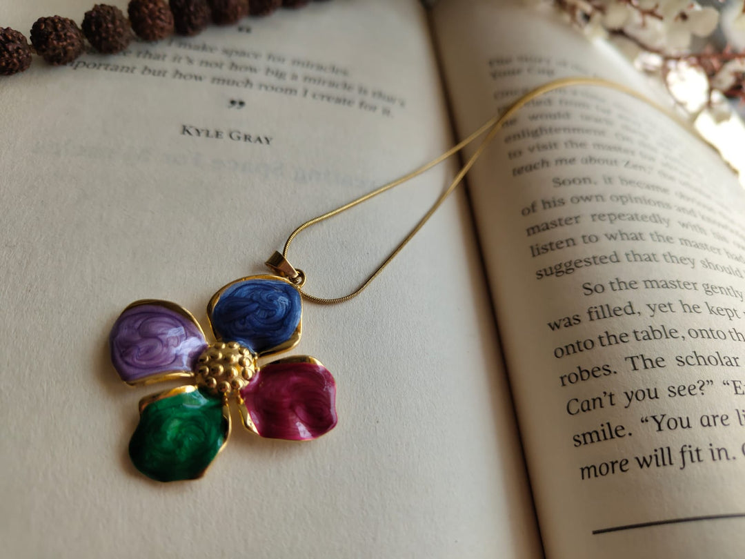 Four petal flower centerpiece chain-pendant