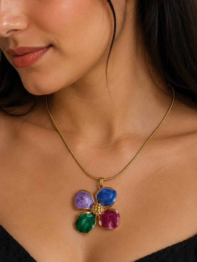 Four petal flower centerpiece chain-pendant