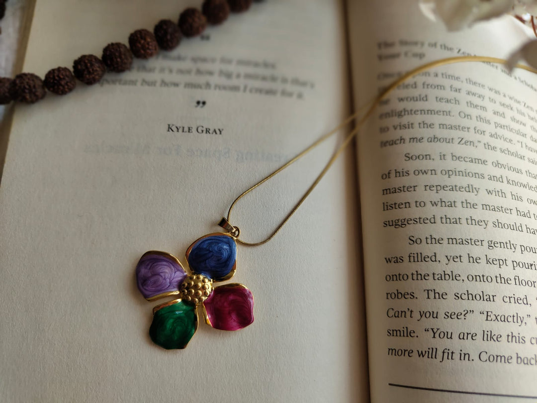 Four petal flower centerpiece chain-pendant
