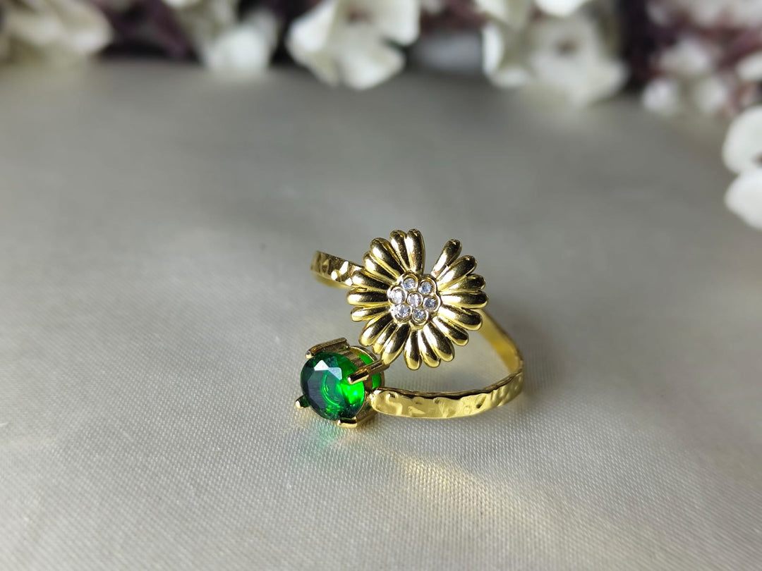 Bloom in elegance with this floral dual-ring design ✨