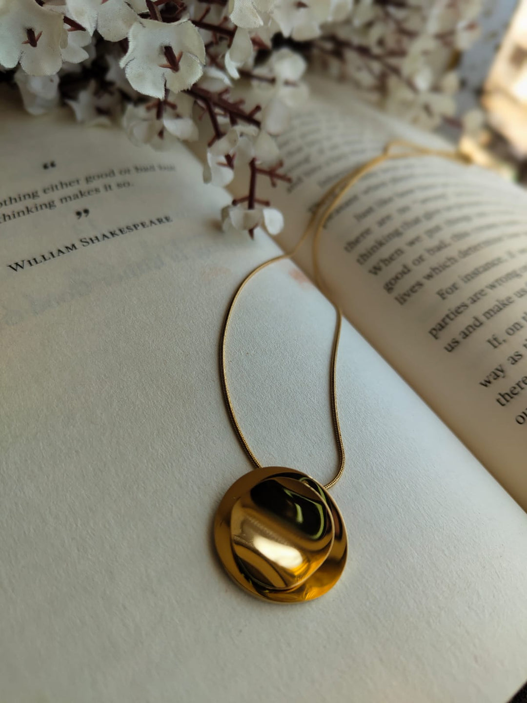 Anti tarnish round charm pendant with chain